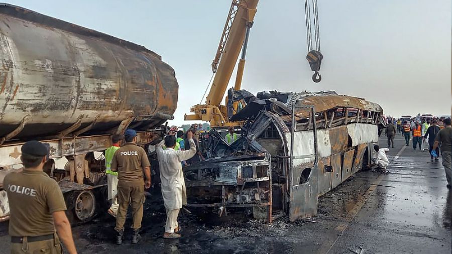 Pakistan'da tr ile yolcu otobs arpt: 17 l, 6 yaral