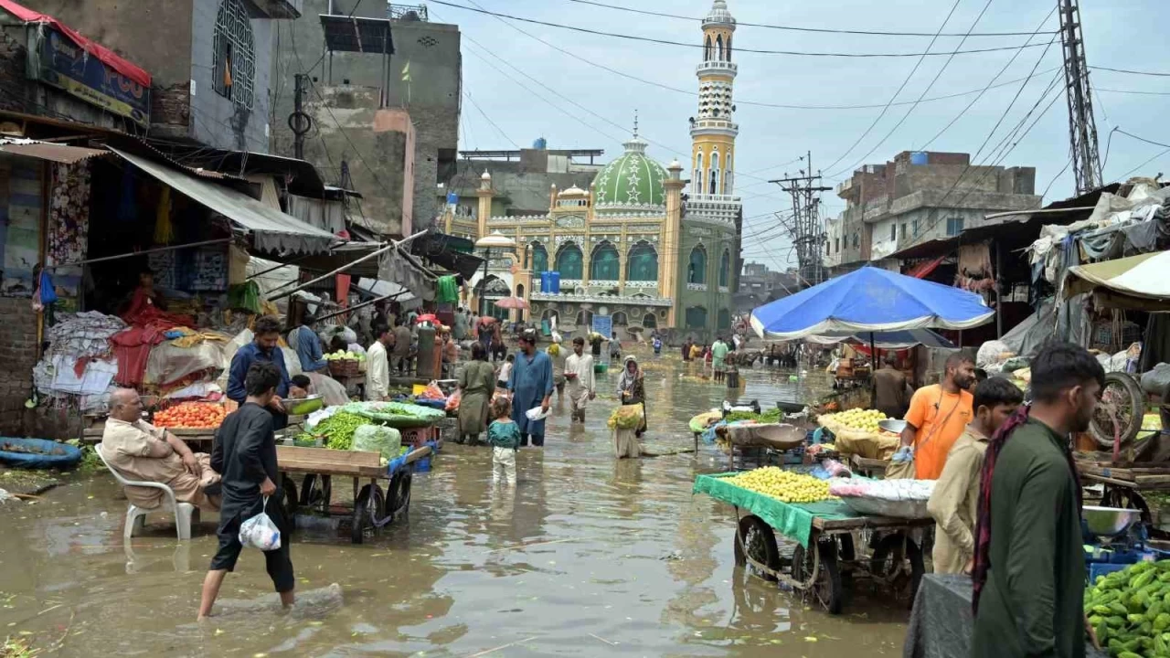 Pakistan'daki can kaybı 266'ya yükseldi