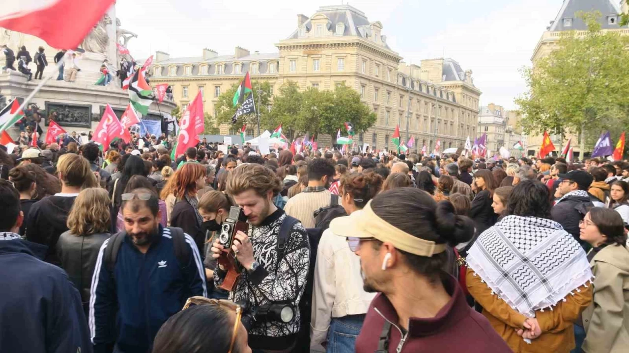 Paris'te srail'in, Sumud Filosu'na mdahalesi protesto edildi