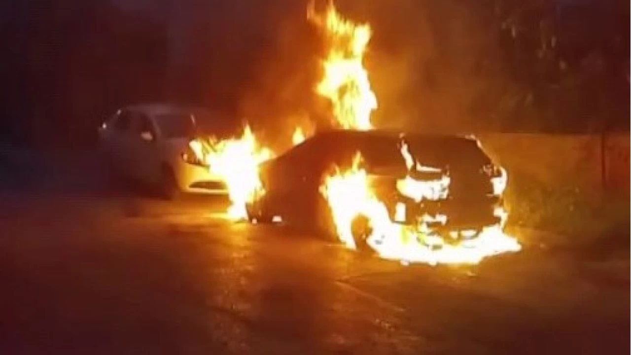 Park halindeki otomobil kundakland m?