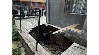 Pendik'te 4 katlı binanın bahçe zemini çöktü