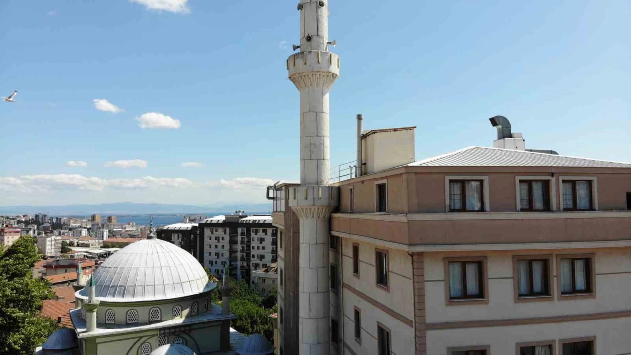 Pendik'te ilginç mimari: Cami minaresi ile bina iç içe