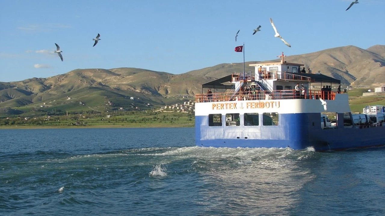 Pertek Feribotu: Fratn sularnda sessiz bir gei
