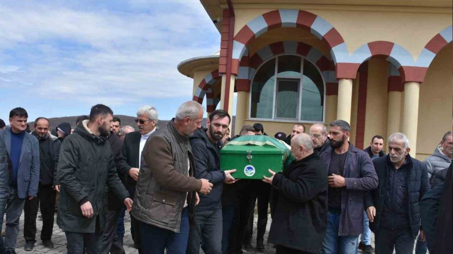Pide yerken soluk borusu tıkanarak ölen kişi son yolculuğuna uğurlandı