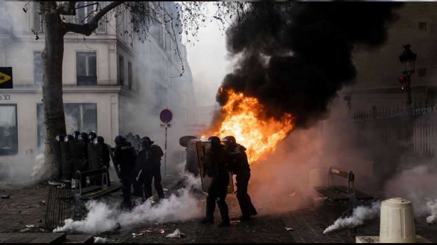 PKK'l� g�stericiler Paris'i peri�an etti, Frans�zlar�n 'g�k'� ��kmad�!