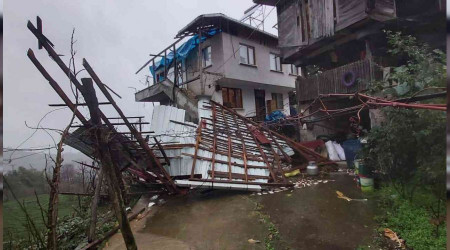 Rize'de şiddetli fırtına çatıları uçurdu
