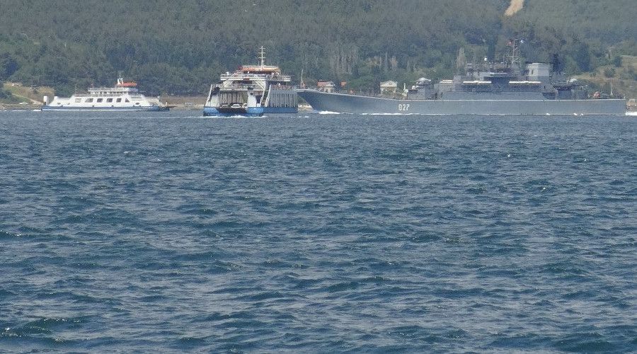 Rus sava� gemileri pe� pe�e �anakkale Bo�az�'ndan ge�ti
