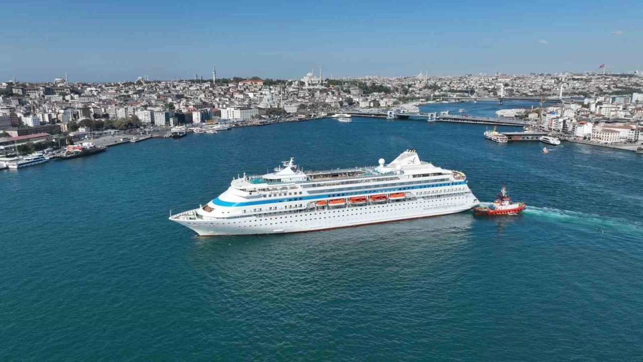Rusların dev yolcu gemisi İstanbul'da
