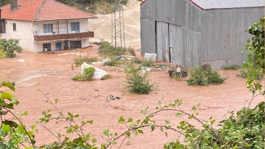 Sağanak sonrası taşkınlar oluştu