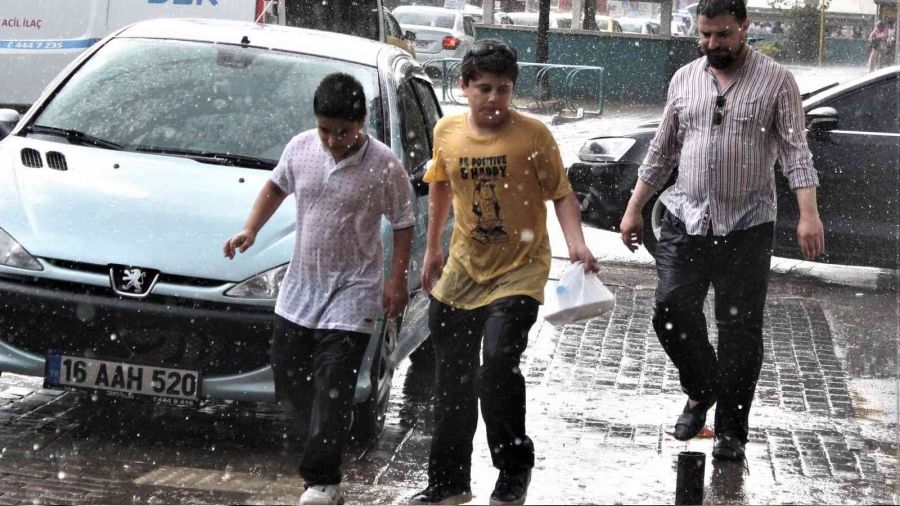 Sağanak yağmurda banyo yaptı