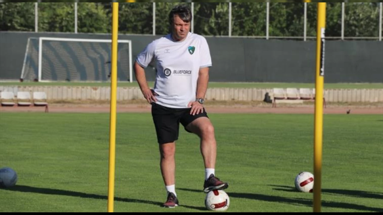 Sa�lam ba�kan� ele�tirerek istifa etti