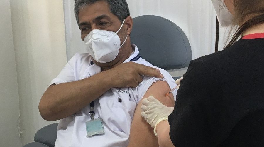 Sa�l�k �al��anlar� ve 50 ya� �zeri vatanda�lar i�in 3. doz a�� uygulamas� ba�lad�