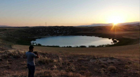 Saklı göllerde gün batımı mest ediyor
