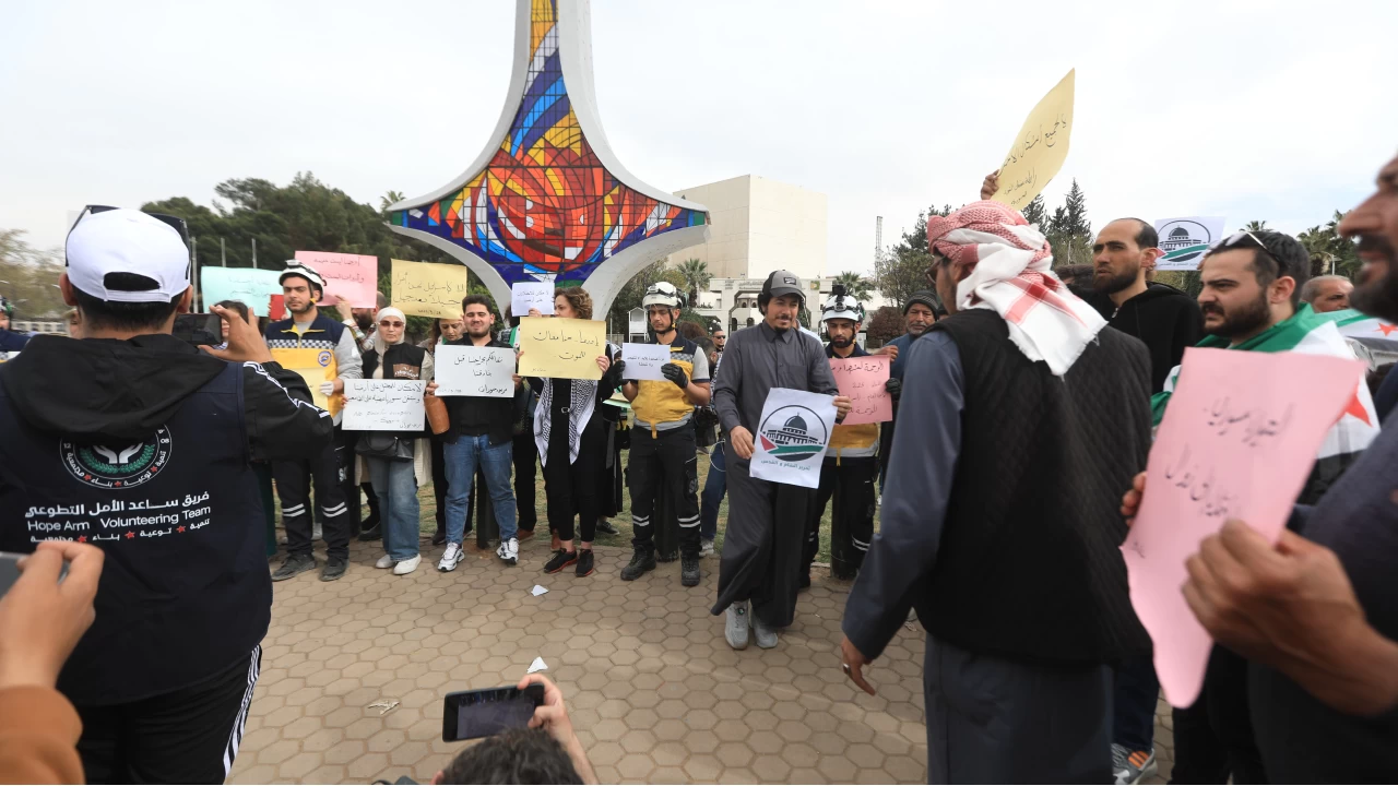 Şam'da, İsrail saldırılarına tepki gösteren halk protesto düzenledi