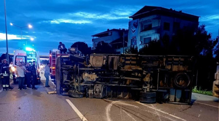 Samsun'da kargo kamyonu devrildi