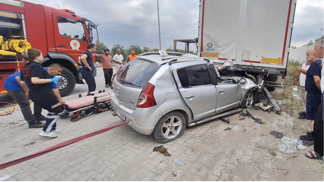 Samsun'da otomobil t�r�n alt�na girdi: 1 �l�, 3 yaral�