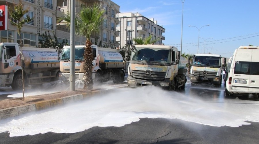 Şanlıurfa'da cadde ve sokaklar beyaza büründü