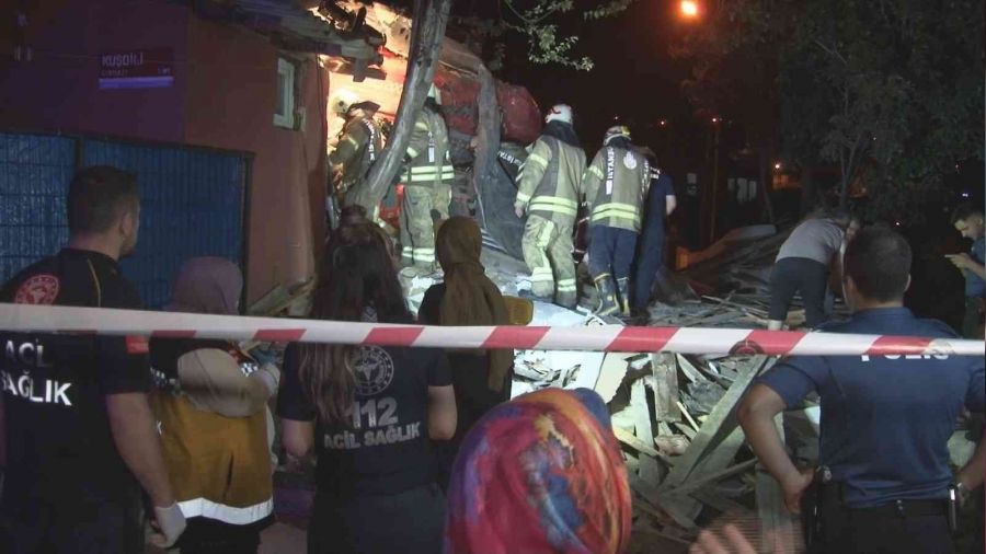 Sarıyer'de kamyon gecekondunun üzerine uçtu