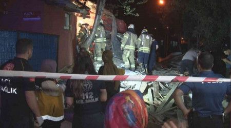 Sarıyer'de kamyon gecekondunun üzerine uçtu