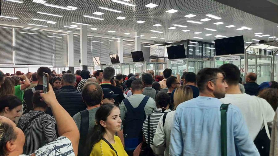 Sarp S�n�r Kap�s�'nda tatil kuyru�u