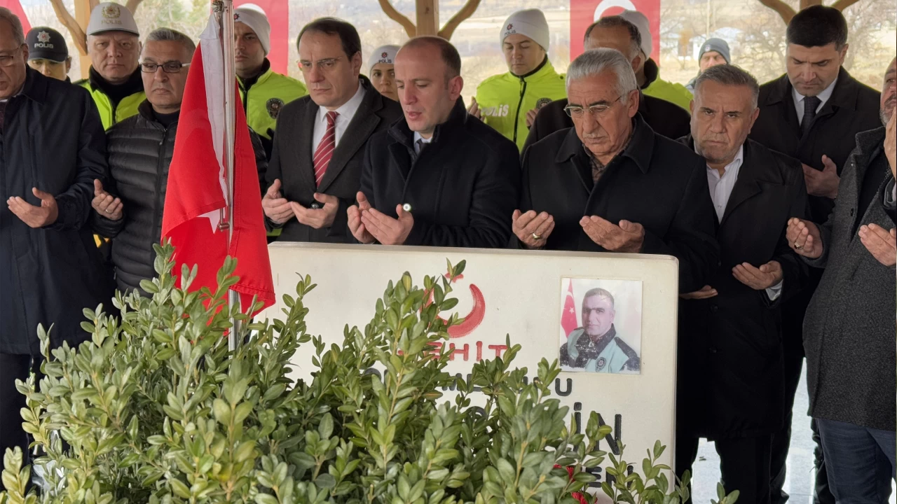 �ehit polis Fethi Sekin Elaz��'da kabri ba��nda an�ld�
