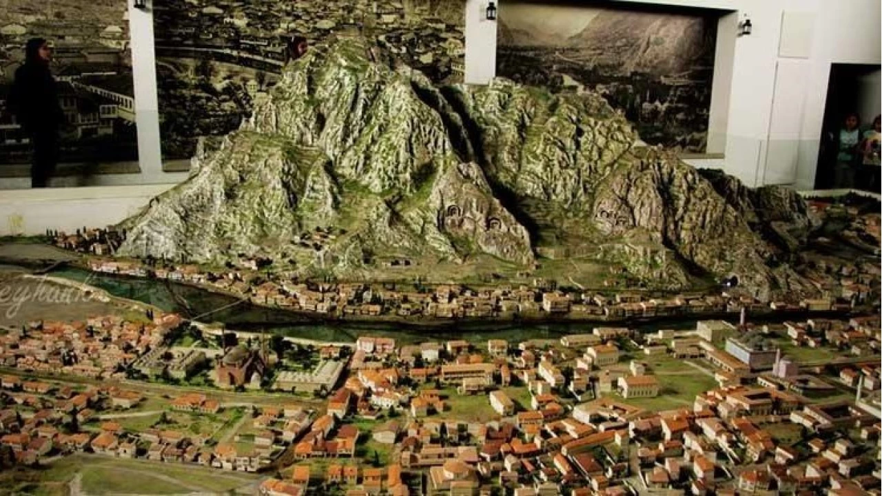 Şehzadeler şehrinin geçmişi bir maket evde canlanıyor