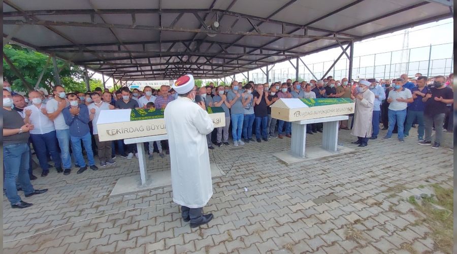 Selde �len iki arkada� topra�a verildi