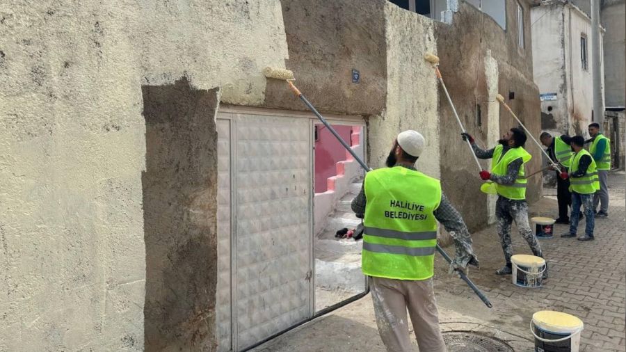 Selden zarar g�ren ev ve duvarlar boyan�yor