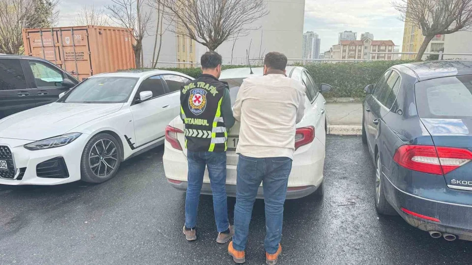 Servis s�r�c�s�, kafa atarak taksinin cam�n� k�rd�