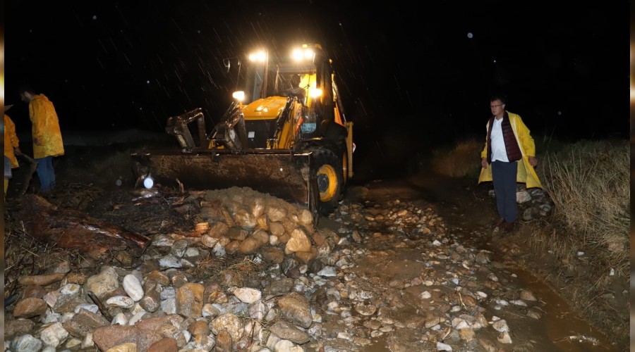 Şiddetli yağış dereleri taşırdı