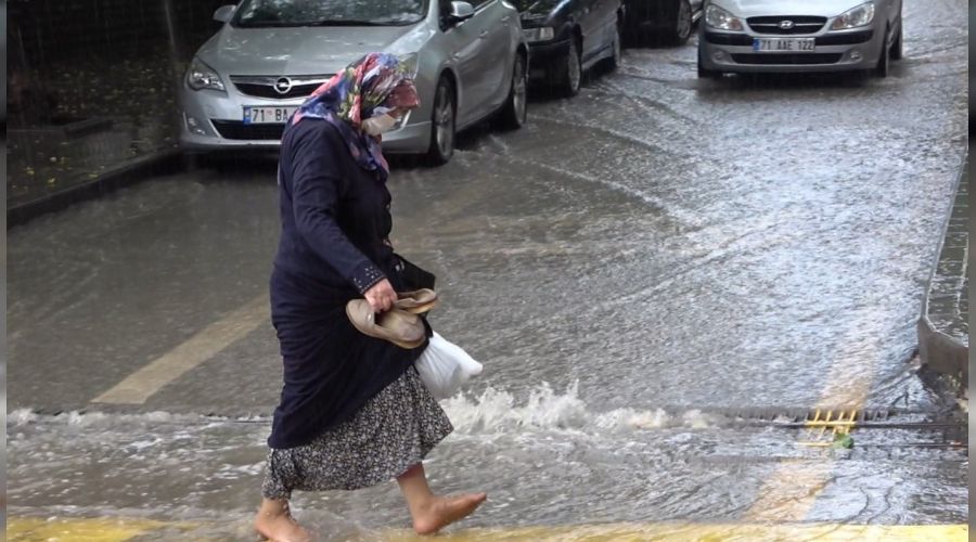 �iddetli ya�mur K�r�kkale'de yollar� g�le �evirdi