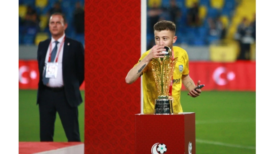 Silahl� kavgada a��r yaralanan futbolcu ent�be edildi