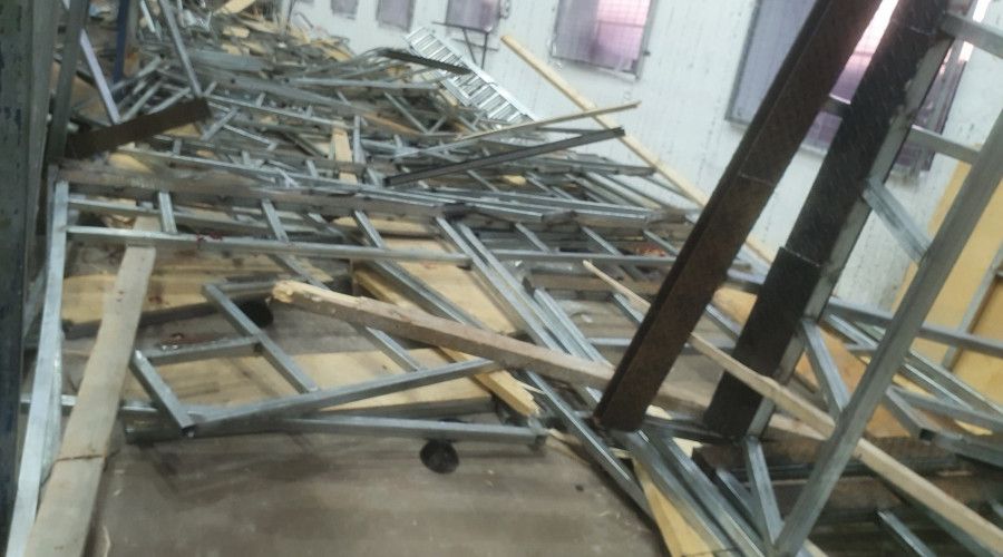 Sinagogda ayin s�ras�nda trib�n ��kt�: 50 yaral�