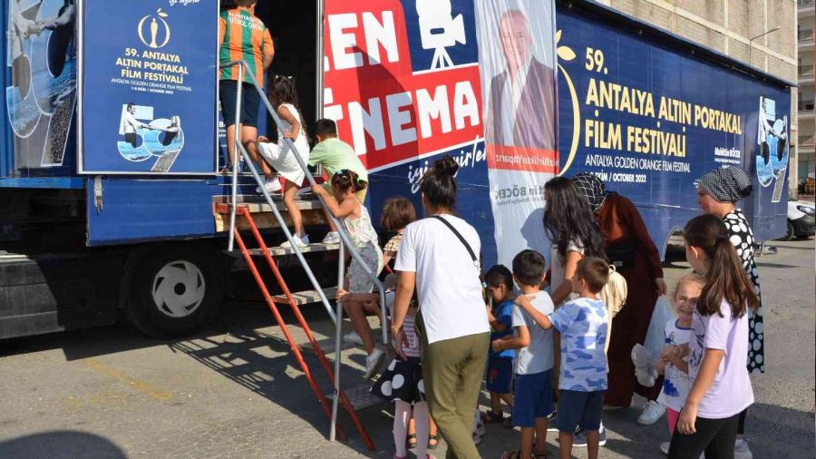 Sinema tırı 5 günde 6 ilçe gezdi