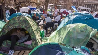 Sırbistan'da binlerce öğrenci sokaklarda uyudu