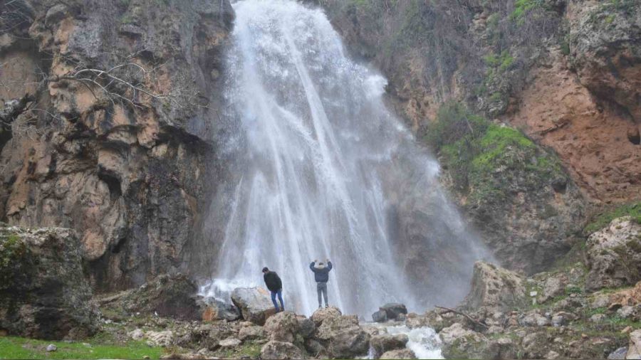 ��rnak'ta sel sonras� dev �elale olu�tu