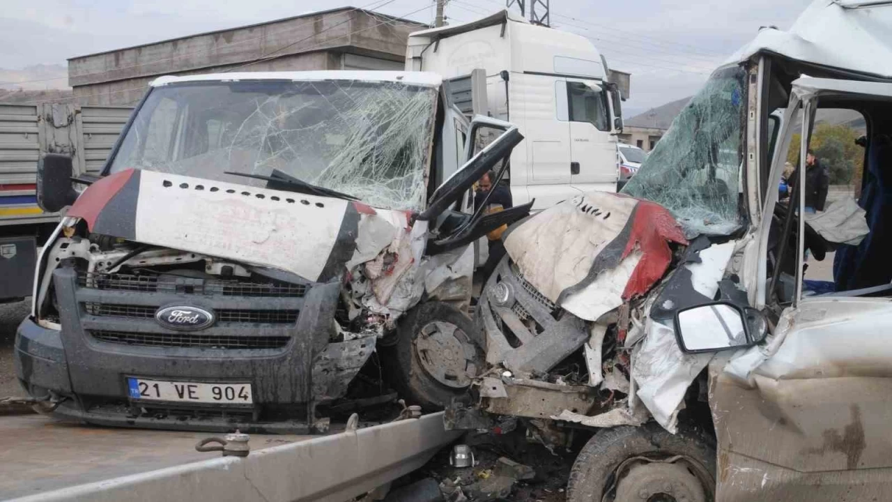 ��rnak'ta trafik kazas�: 18 yaral�