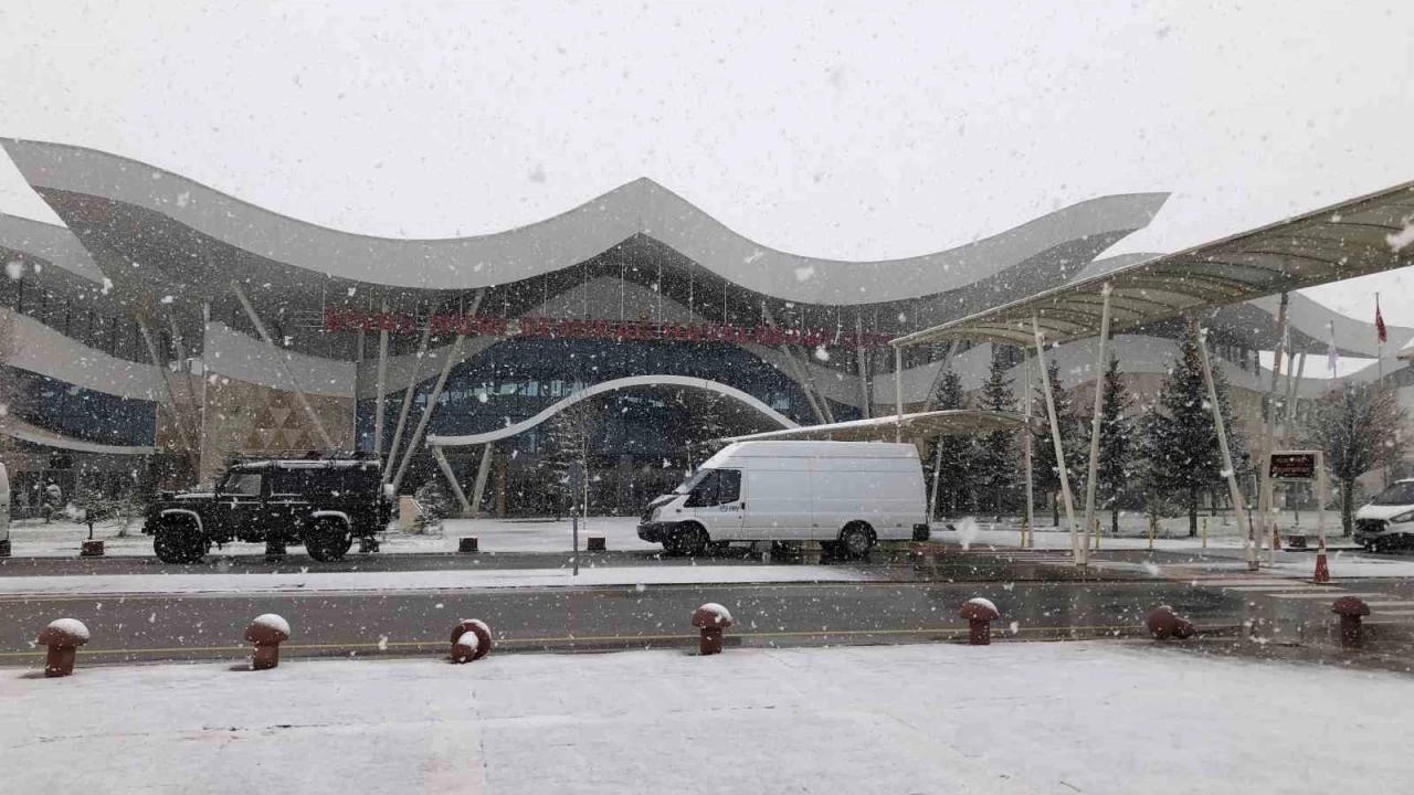 Sivas özüne döndü, kent merkezinde kar yağışı başladı