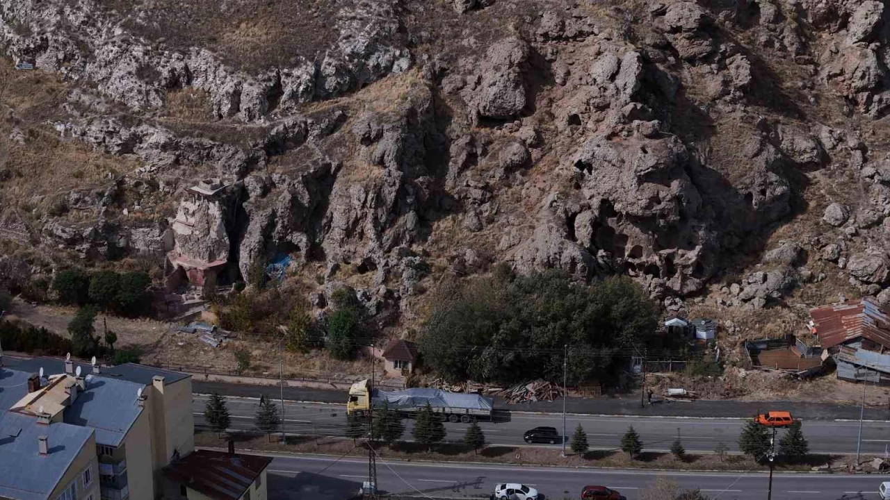 Sivas'ta 2 bin yıllık 'peynir oteli' yüzlerce bidon barındırıyor