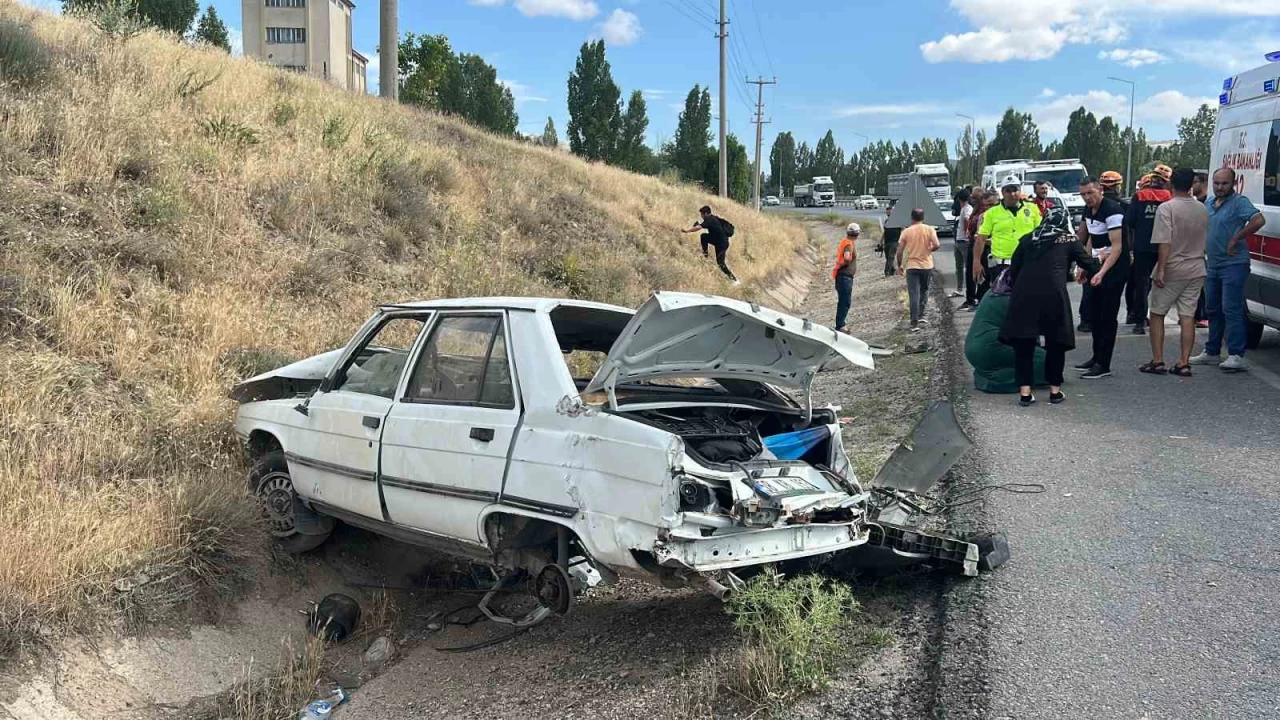 Sivas'ta kontrolden kan otomobil devrildi: 1'i ar 5 yaral
