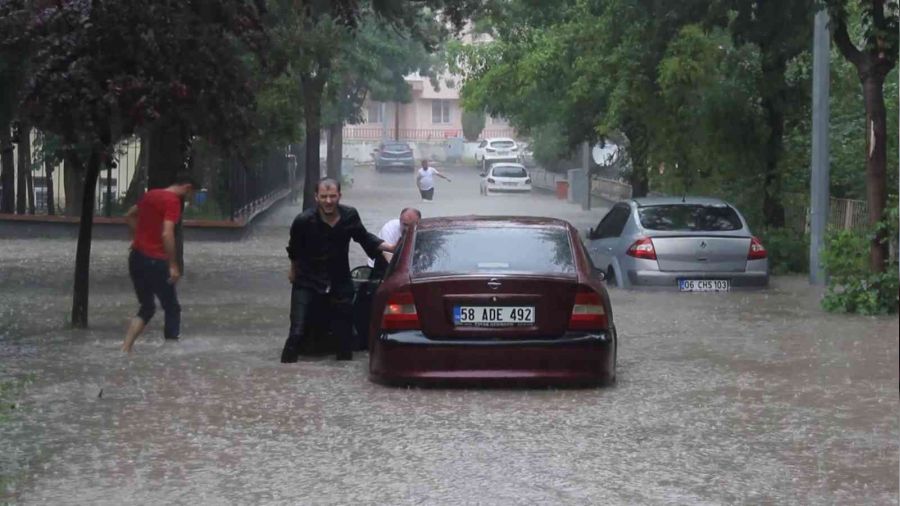 Sivas'ta şiddetli yağış hayatı felç etti