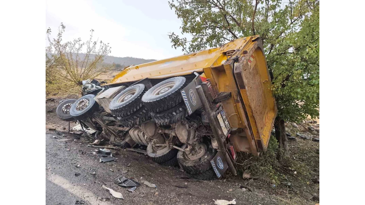 Siverek-Adyaman kara yolunda feci kaza: 1 l, 1 ar yaral