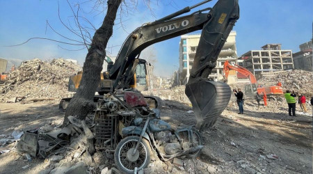 Skandal... Enkaz altındaki vatandaş, iş makinesi çalışırken bulundu