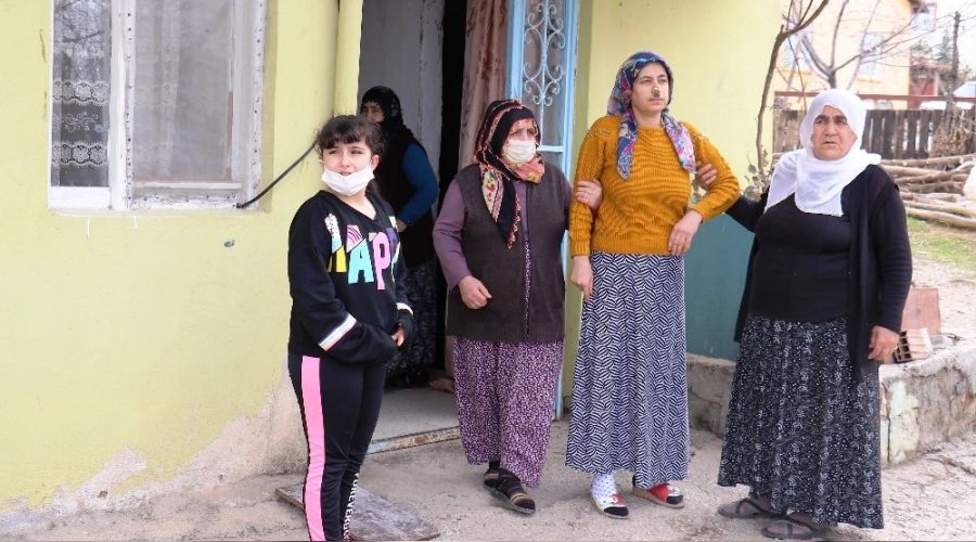 Sokak k�peklerinin sald�rd��� kad�n �l�yordu