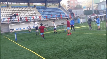 Sosyal mesafeli ayak tenisi turnuvası