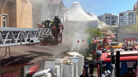 Spotçuda çıkan yangın iş merkezini küle çeviriyordu