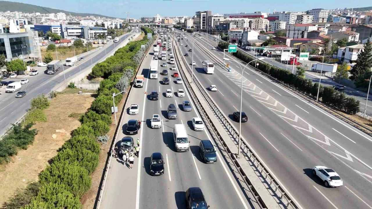 Sultanbeyli'de tıra çarpan Tesla hurdaya döndü