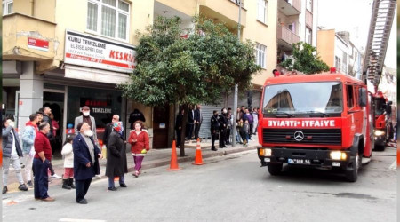 Sultangazi'de 5 katlı binada yangın paniği