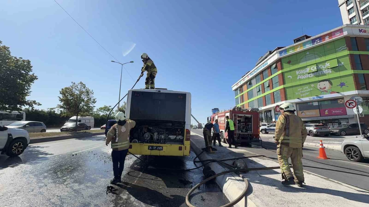 Sultangazi'de İETT otobüsü alev aldı