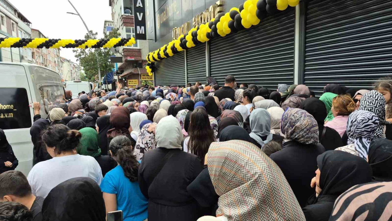 Sultangazi'de maaza alnda 'indirim' izdiham